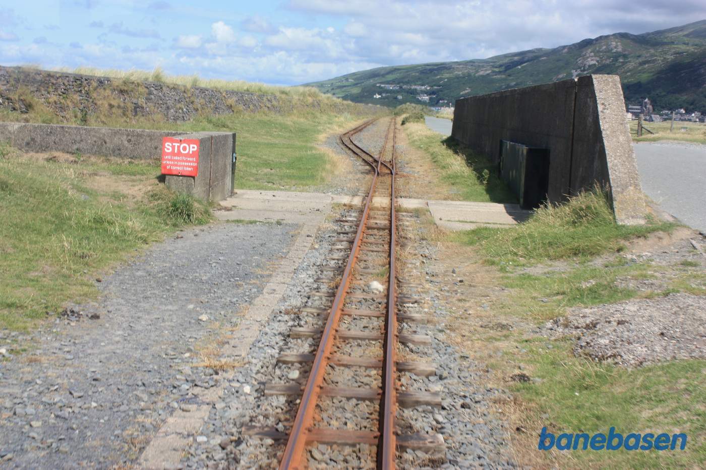 Mellemstationen Loop Halt set bagud fra sidste vogn. Højtvandslukket i forgrunden