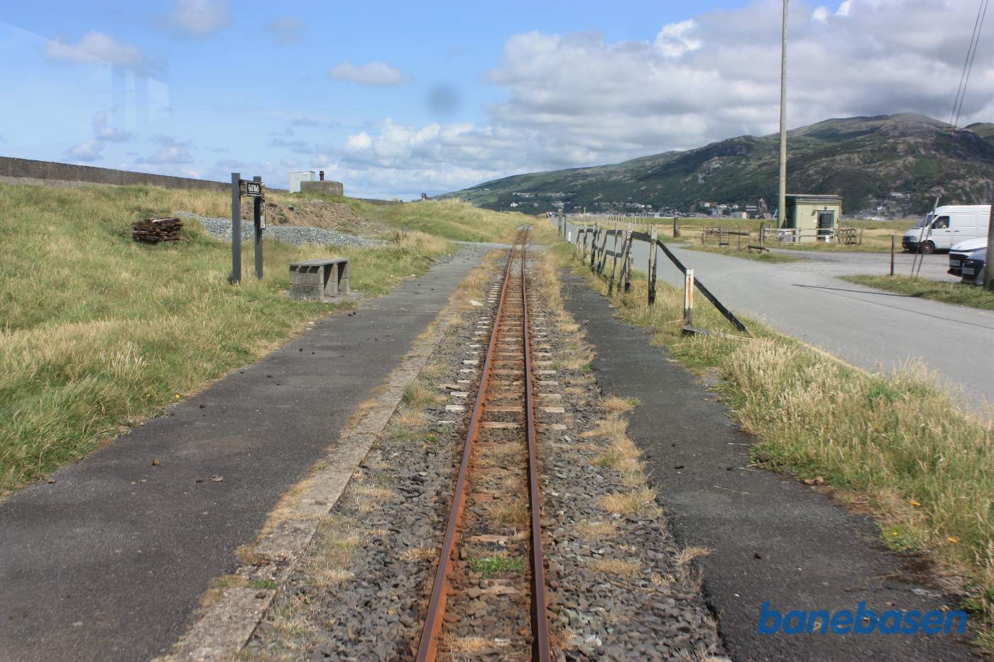 Toget suser gennem Golf Halt, set bagud fra sidste vogn