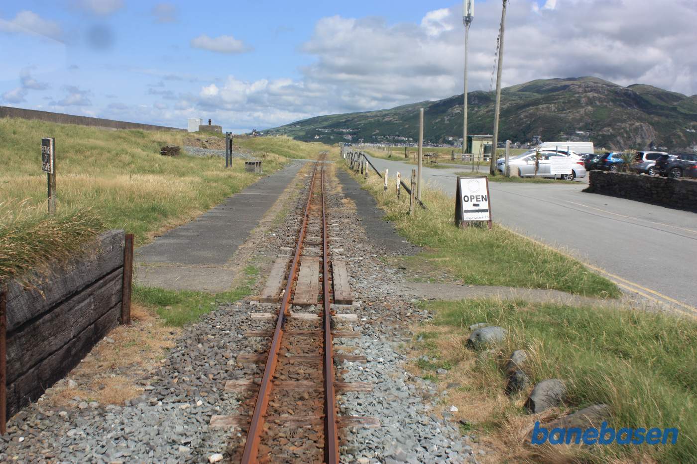 Toget suser gennem Golf Halt, set bagud fra sidste vogn