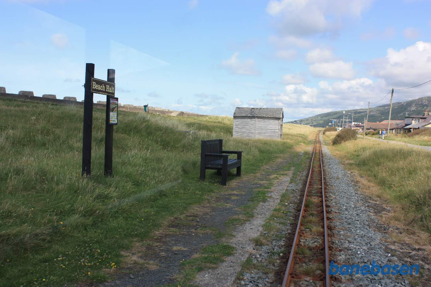 Toget suser gennem Beach Halt, set bagud fra sidste vogn