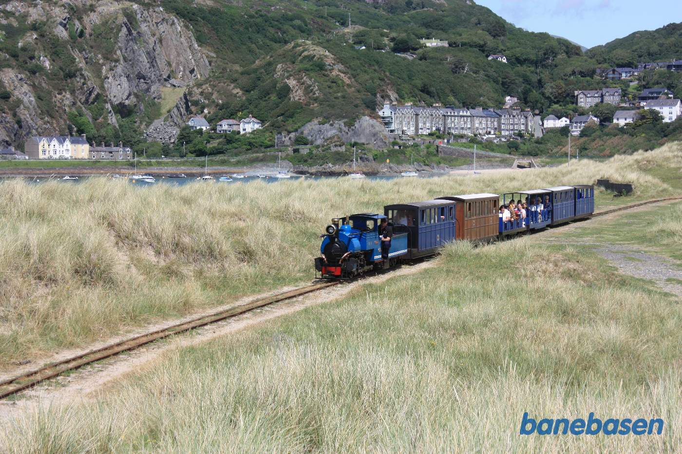 Damptoget på vej gennem klitterne lige inden tunnelen