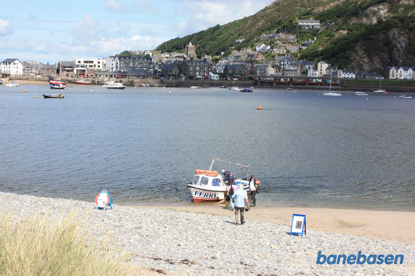 Den lille båd ligger klar på stranden til at færge de rejsende over floden. Båden sejler i fast rutefart
