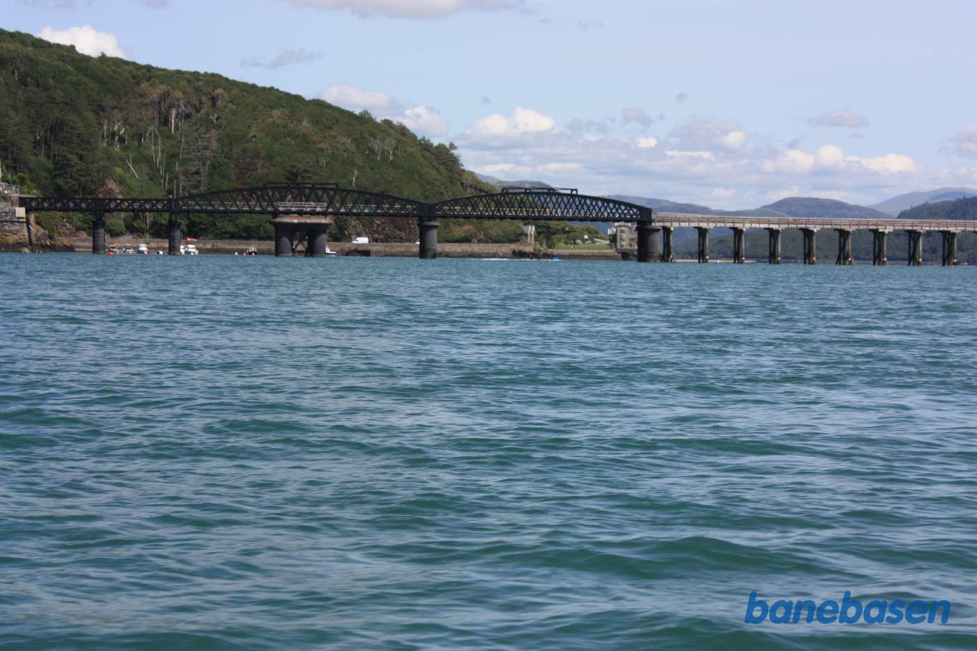 Jernbanebroen over floden med brofaget der kan åbne
