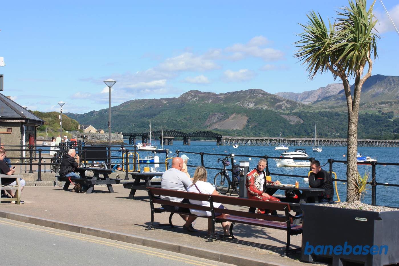 Havnepromenaden med jernbanebroen i baggrunden