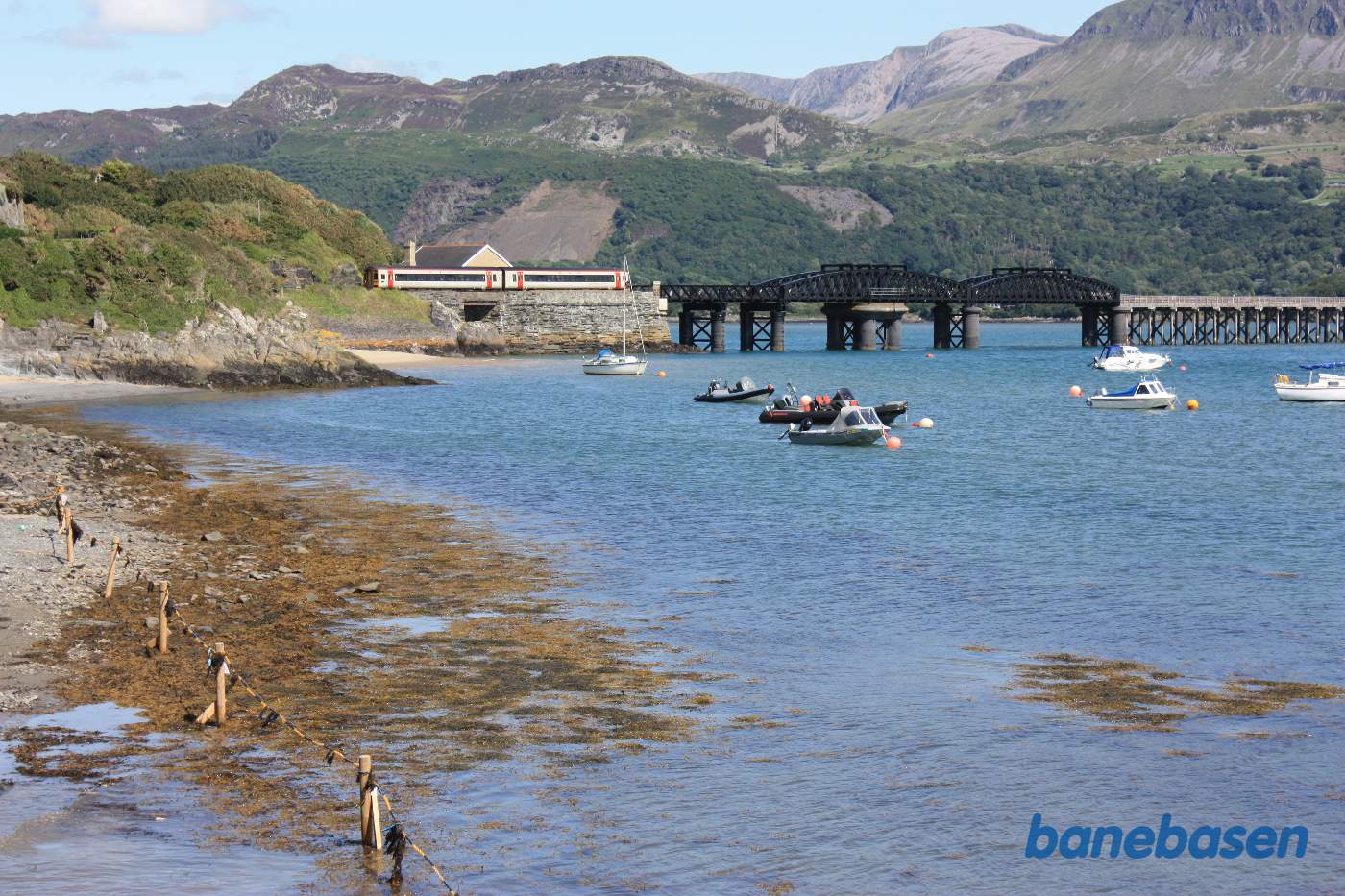 Persontoget har netop passeret jernbanebroen og på vej ind på Barmouth Station