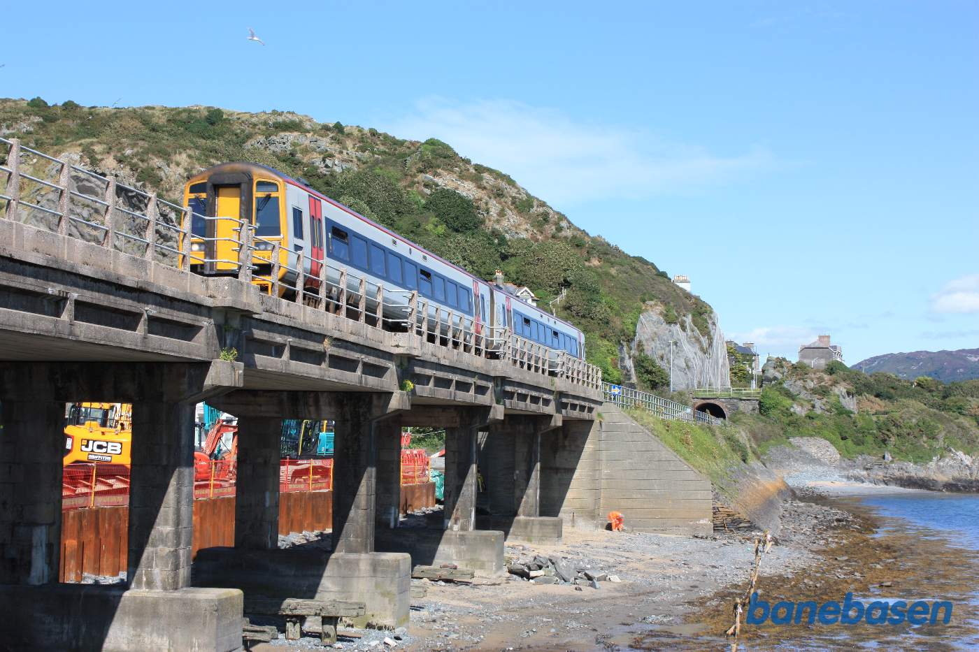 Persontoget passerer den lille bro i byen