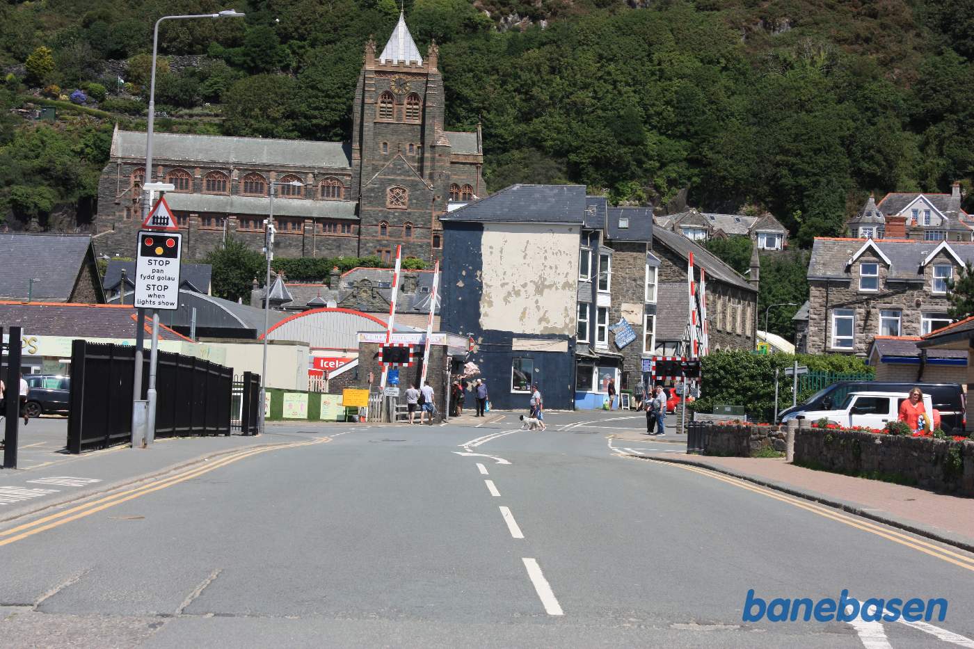 Overkørslen i byen, stationen til venstre for overkørslen