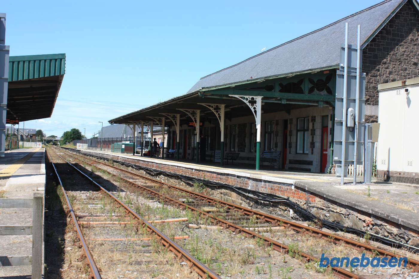 Perronerne set fra overkørslen, stationsbygningen til højre