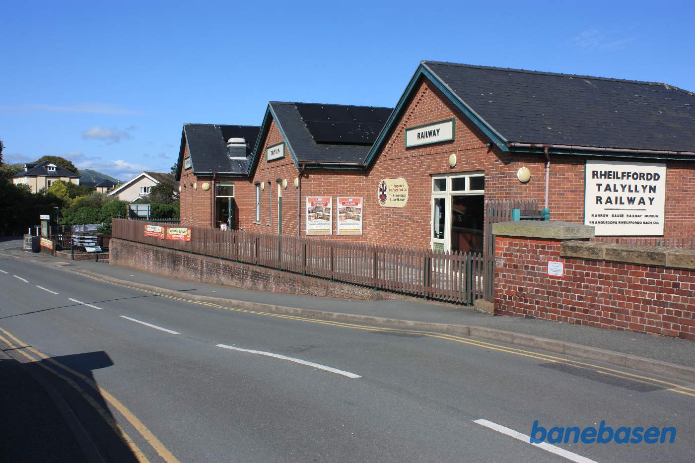 Stationsbygningen set fra jernbanebroen