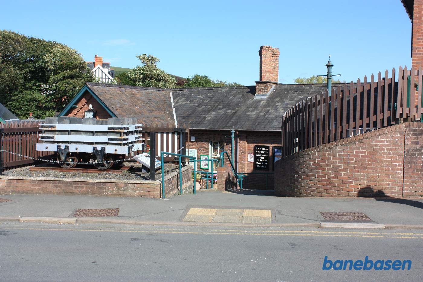 Hovedindgangen til stationen