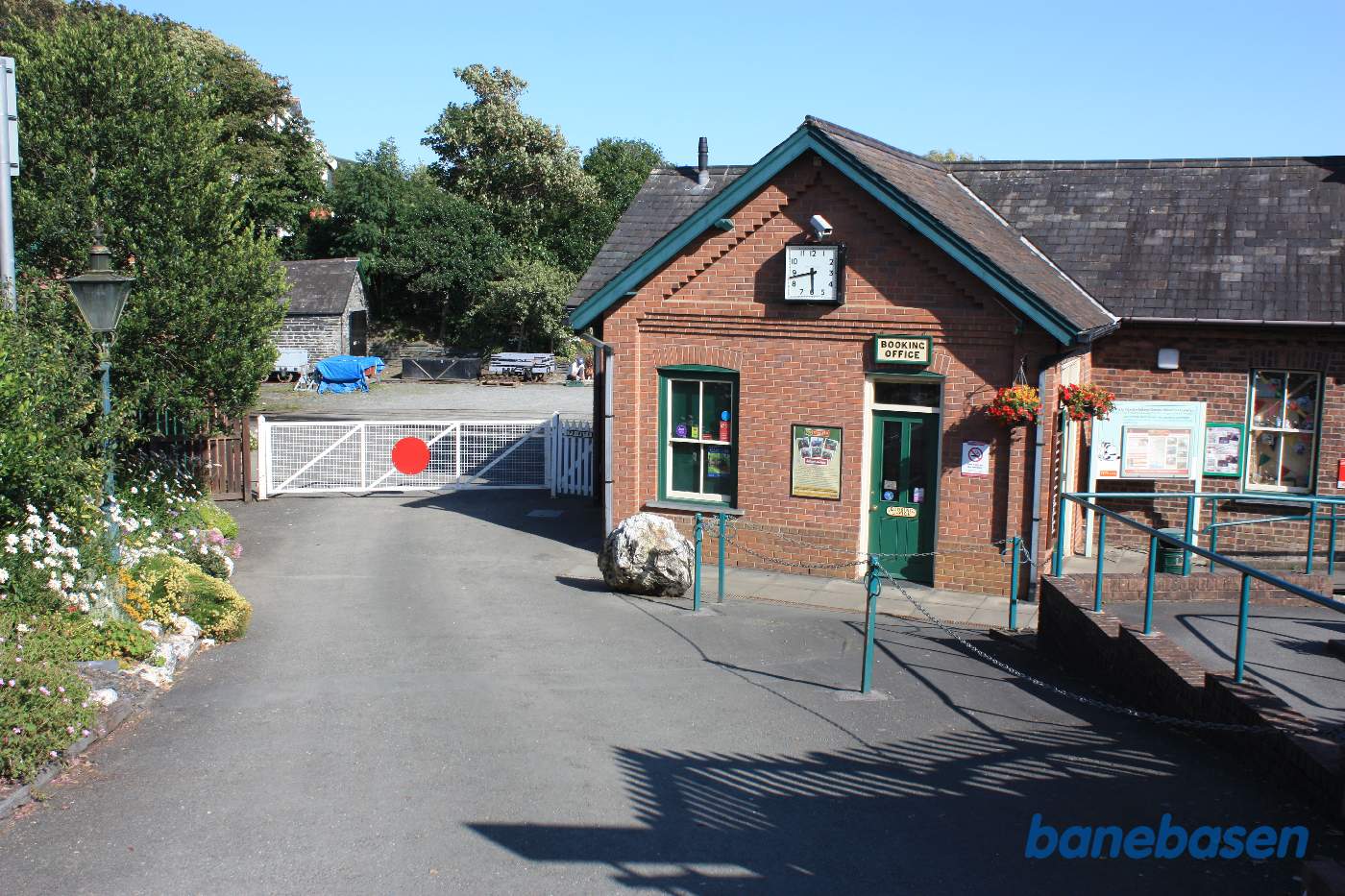 Hovedindgangen til stationen