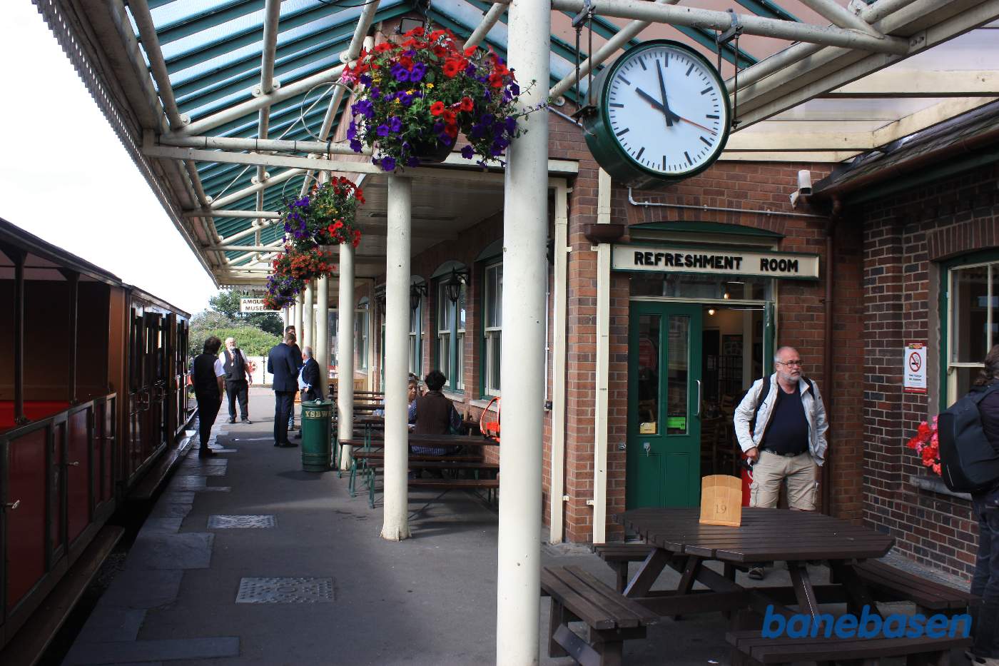 Perronen med restauranten til højre