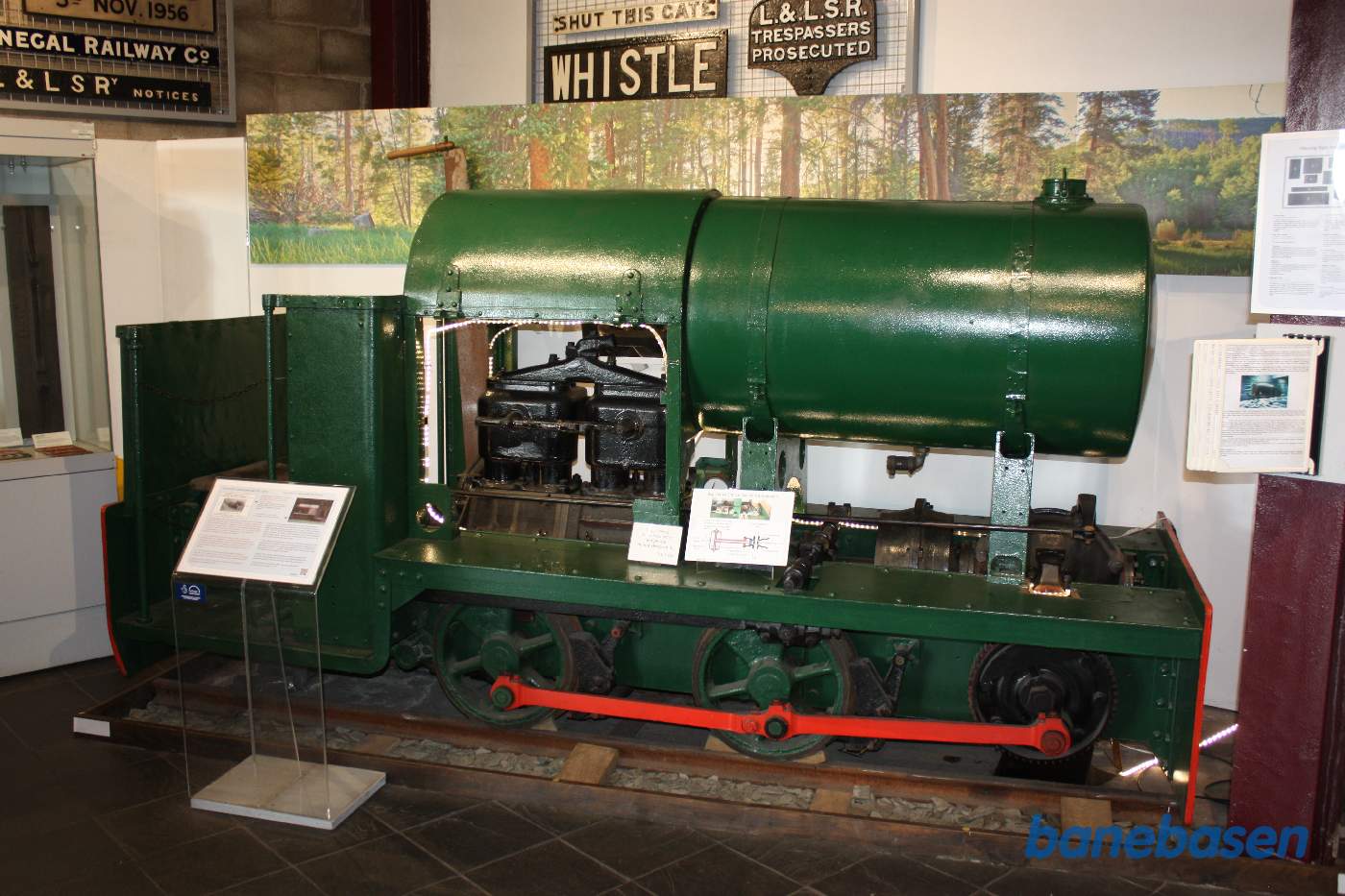Udstilling af mange ting fra banen, her et diesellokomotiv, forklædt som damper