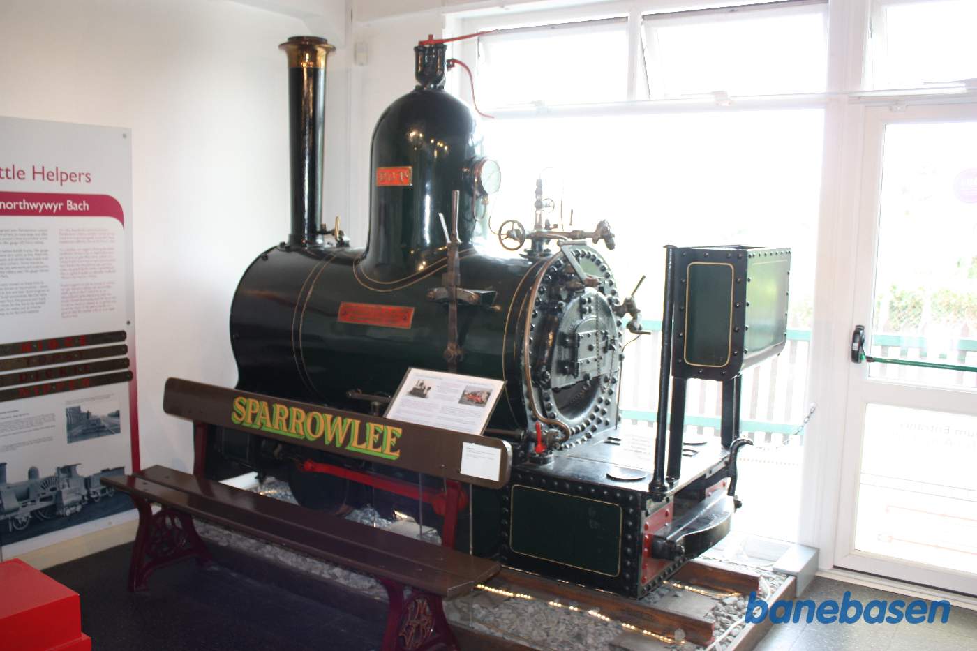 Udstilling af mange ting fra banen, her et grønt damplokomotiv