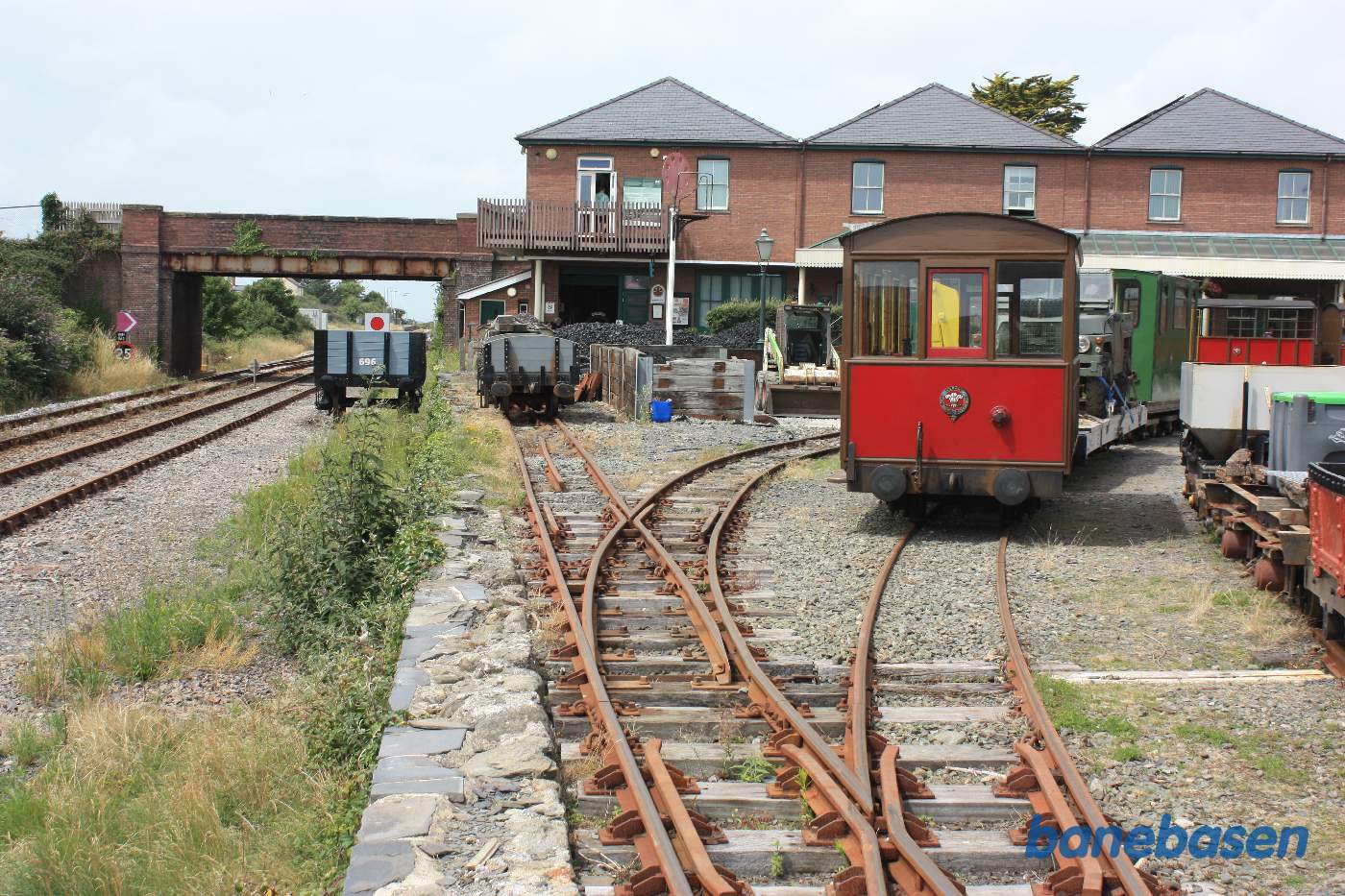 Stationen ligger lige op ad BR-hovedlinjen