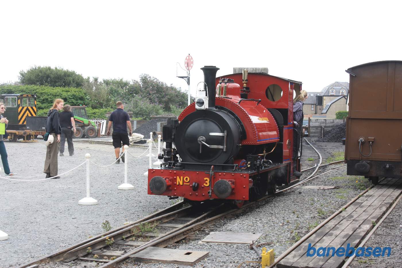 Damplokomotivet rangerer til vognene