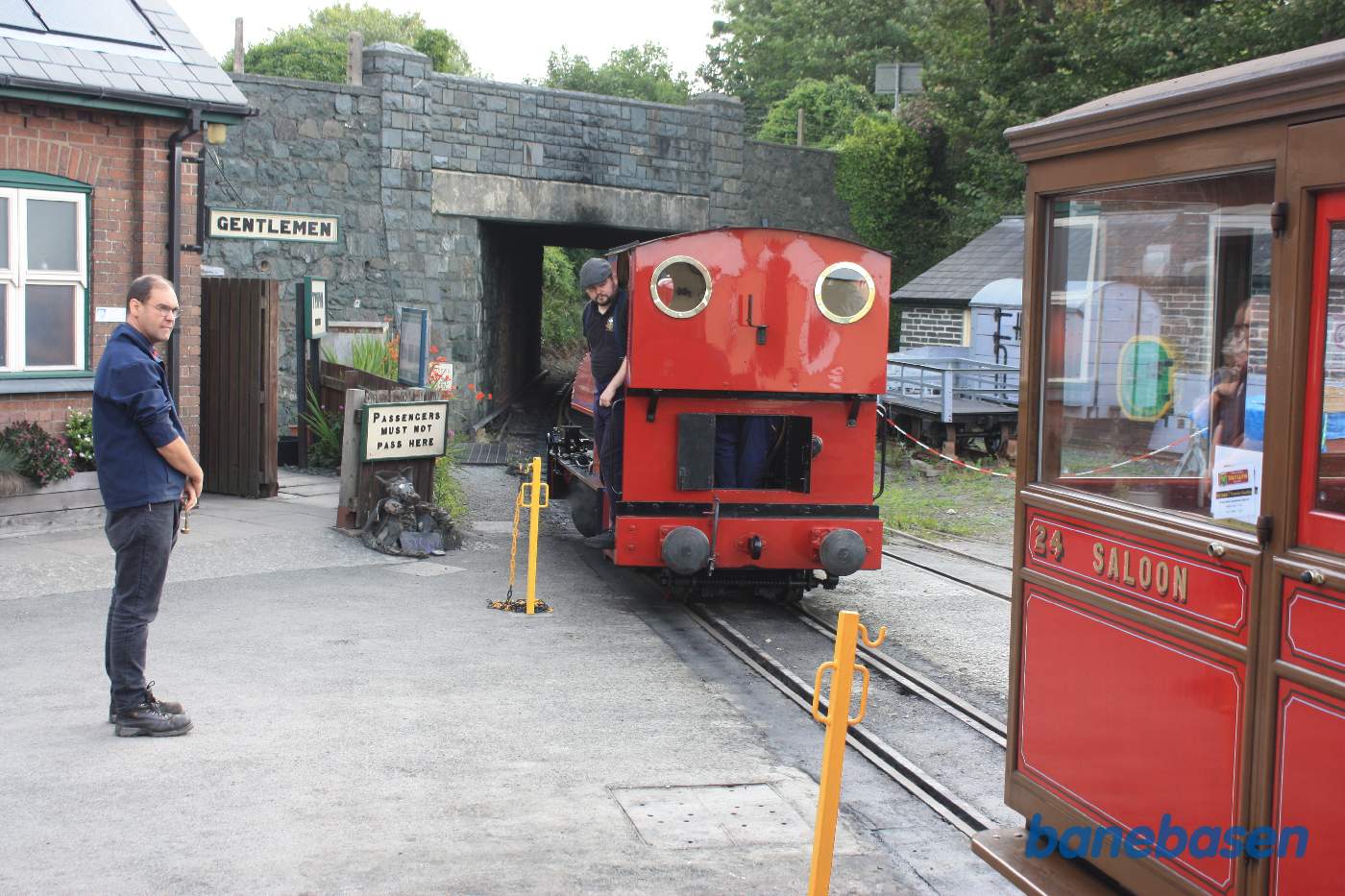 Damplokomotivet rangerer til vognene