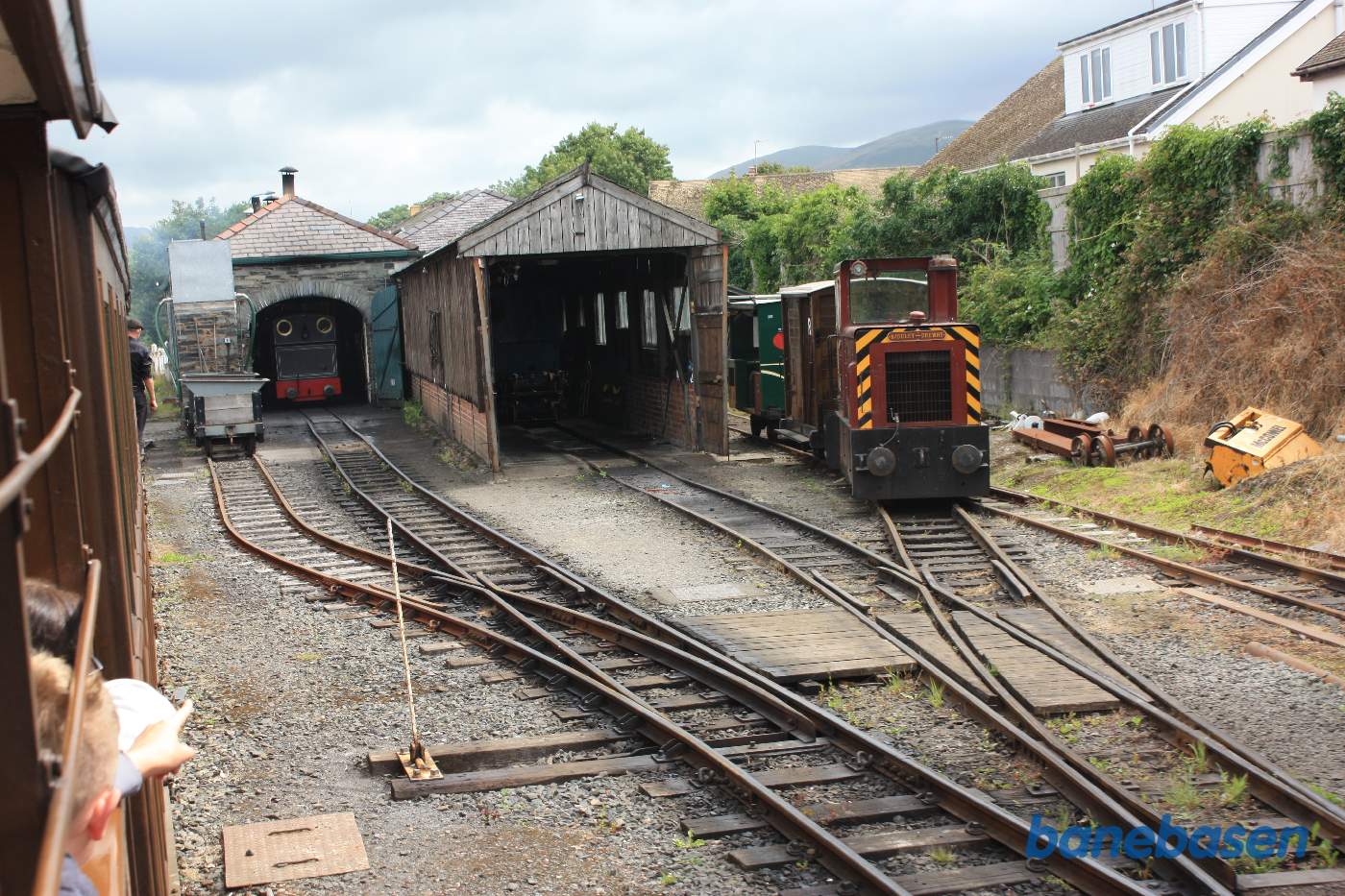 Toget fortsætter forbi de mange små remiser og vognhaller
