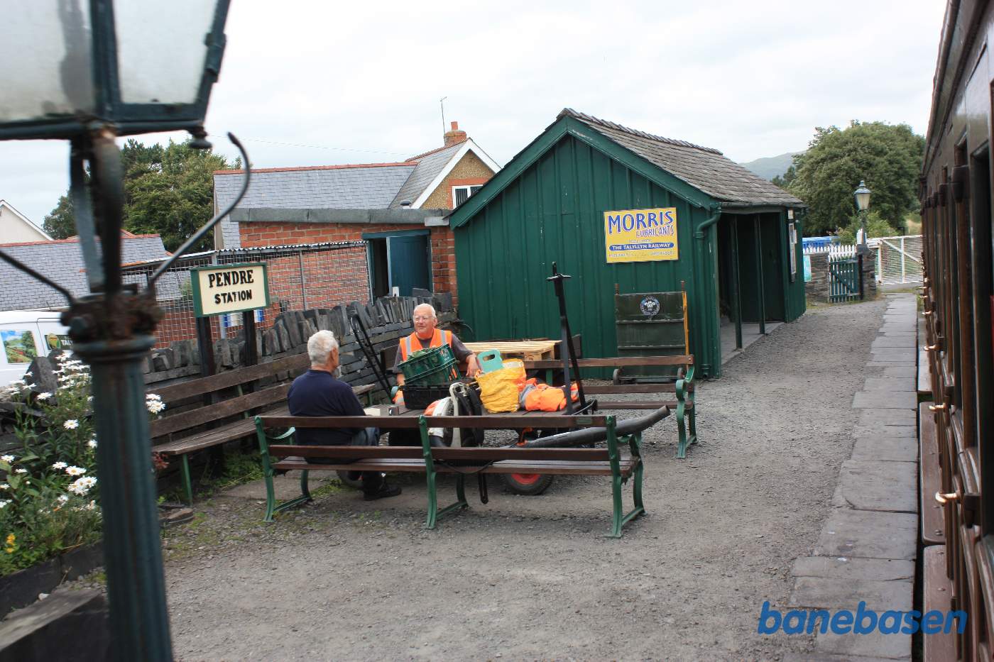 Værkstedspersonalet sidder på perronen og hygger sig