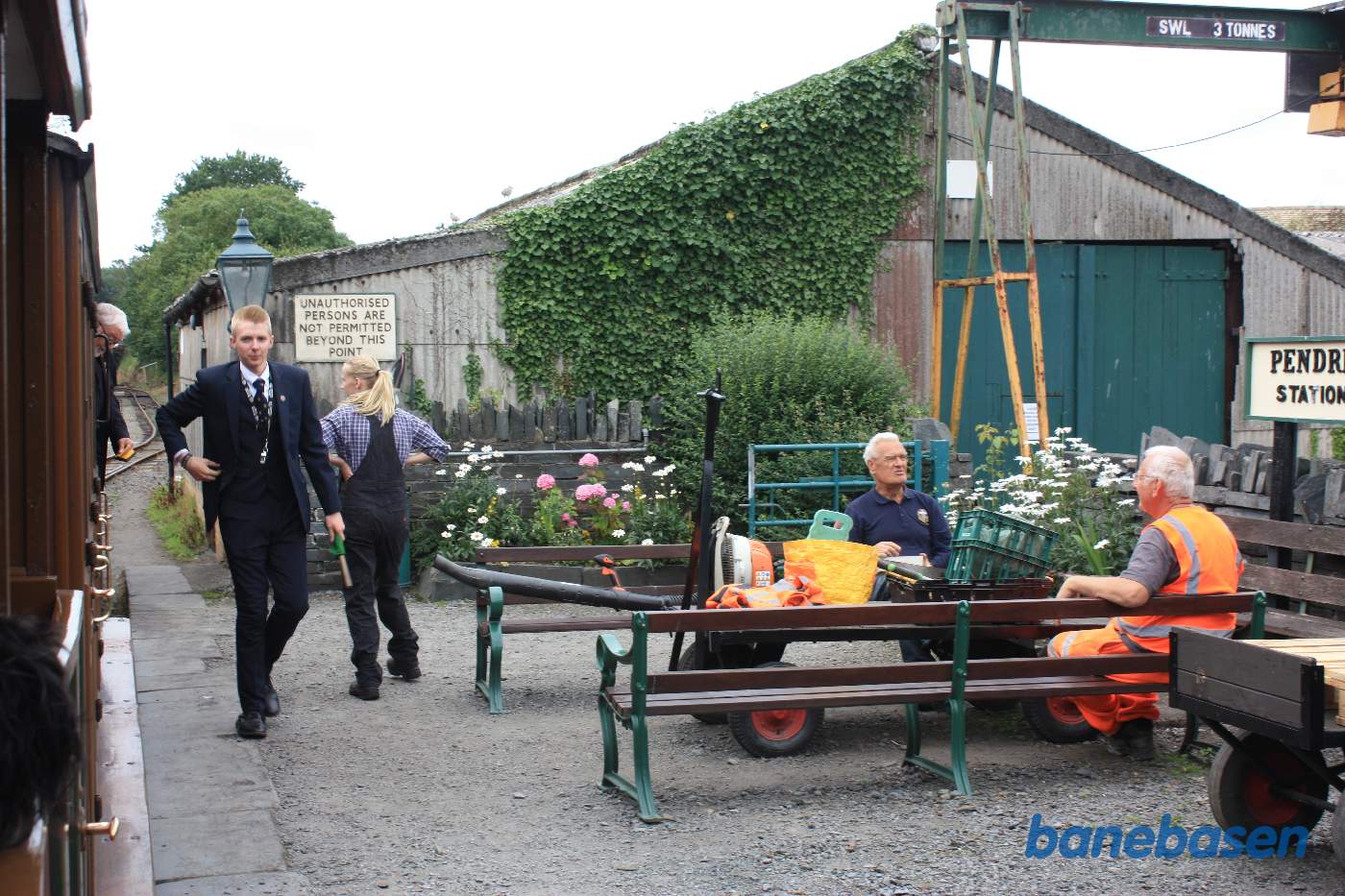 Værkstedspersonalet sidder på perronen og hygger sig