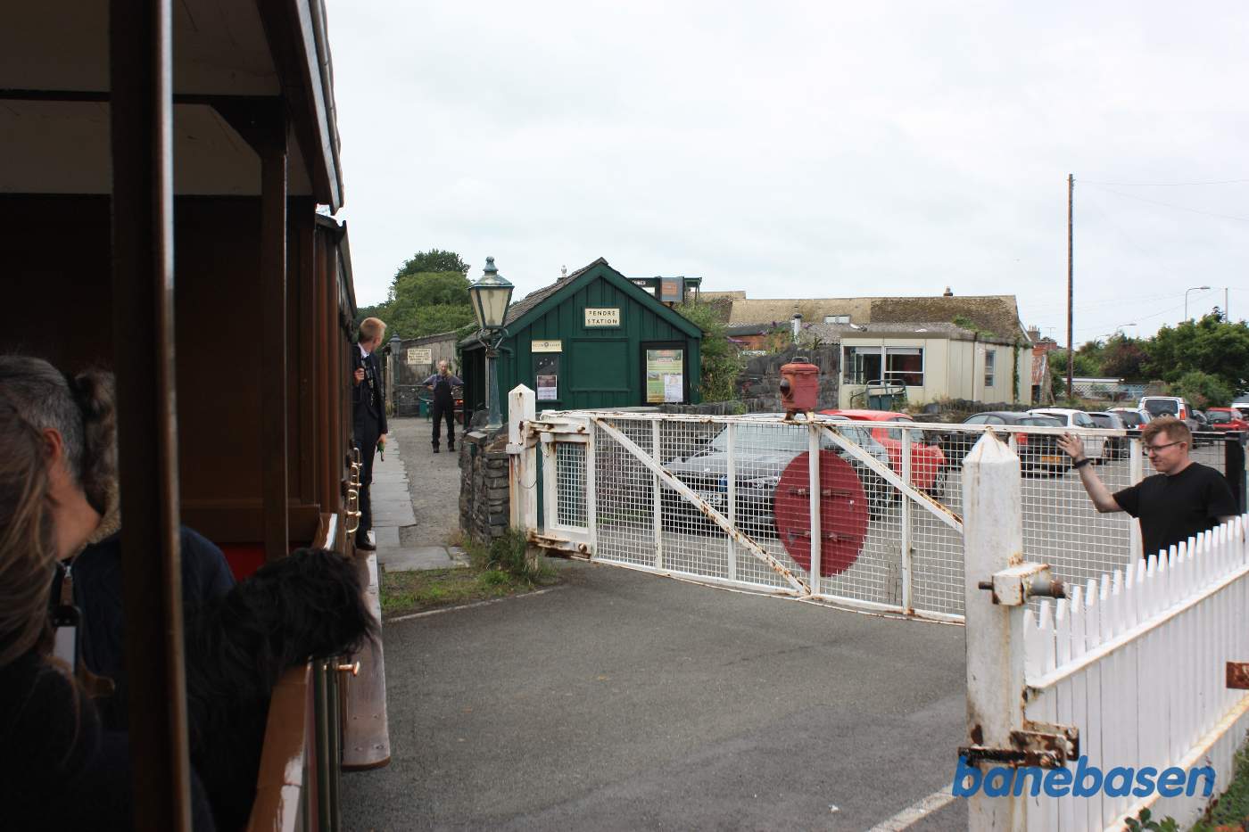 Lågen spærrer vejen mens toget kører over