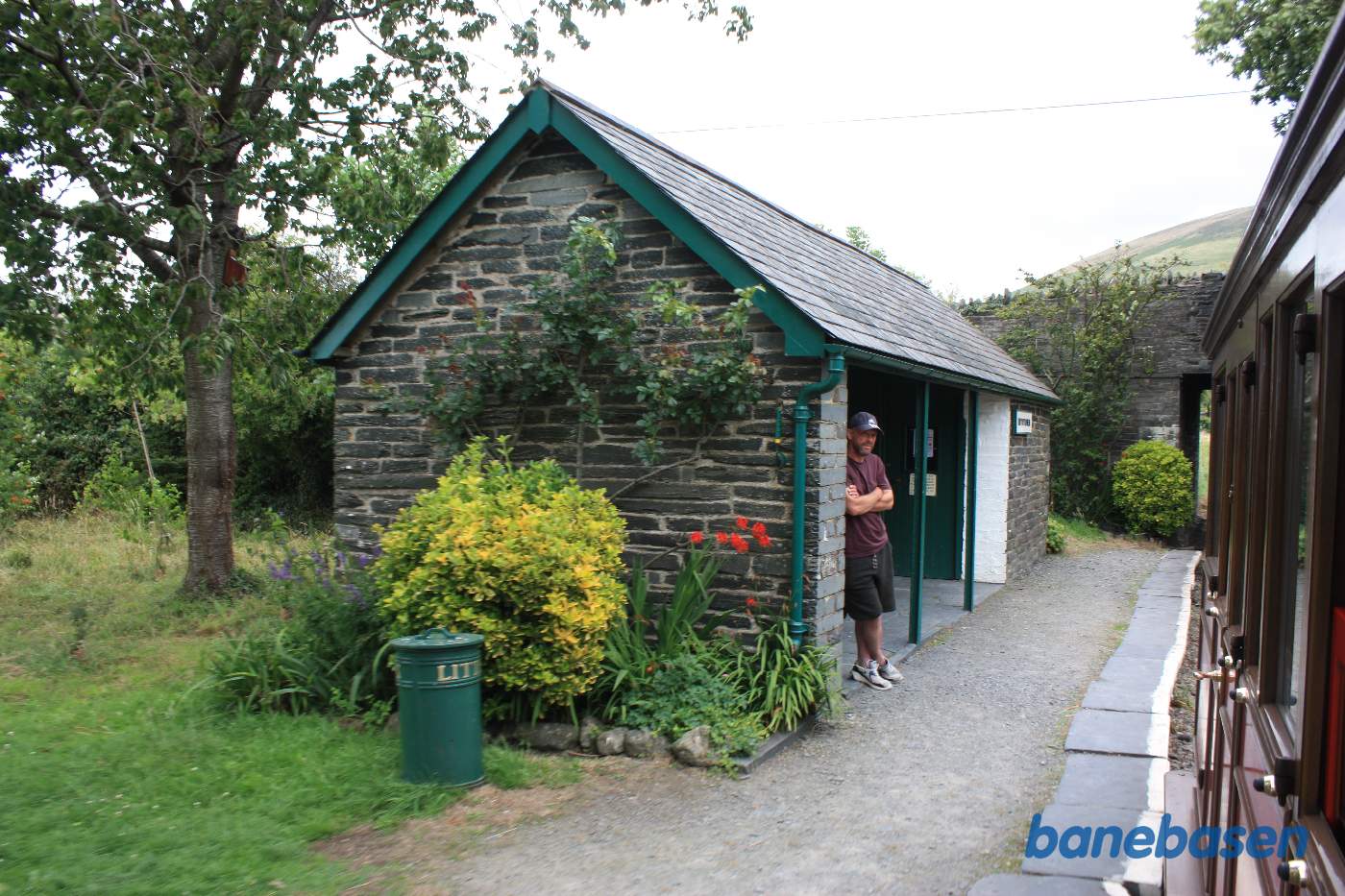 Venteskuret på trinbrættet