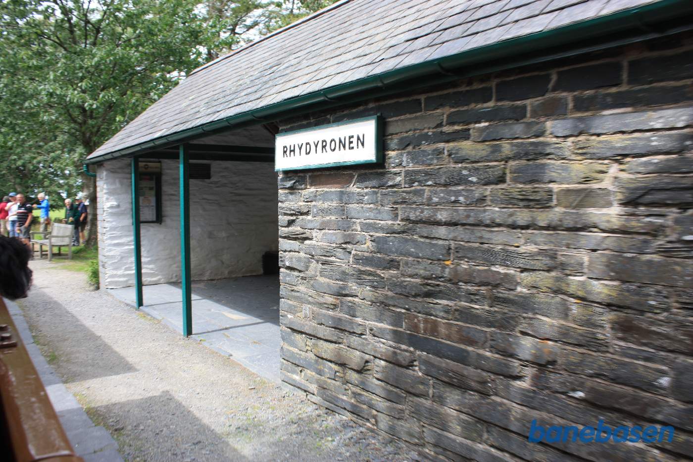 Venteskuret på trinbrættet