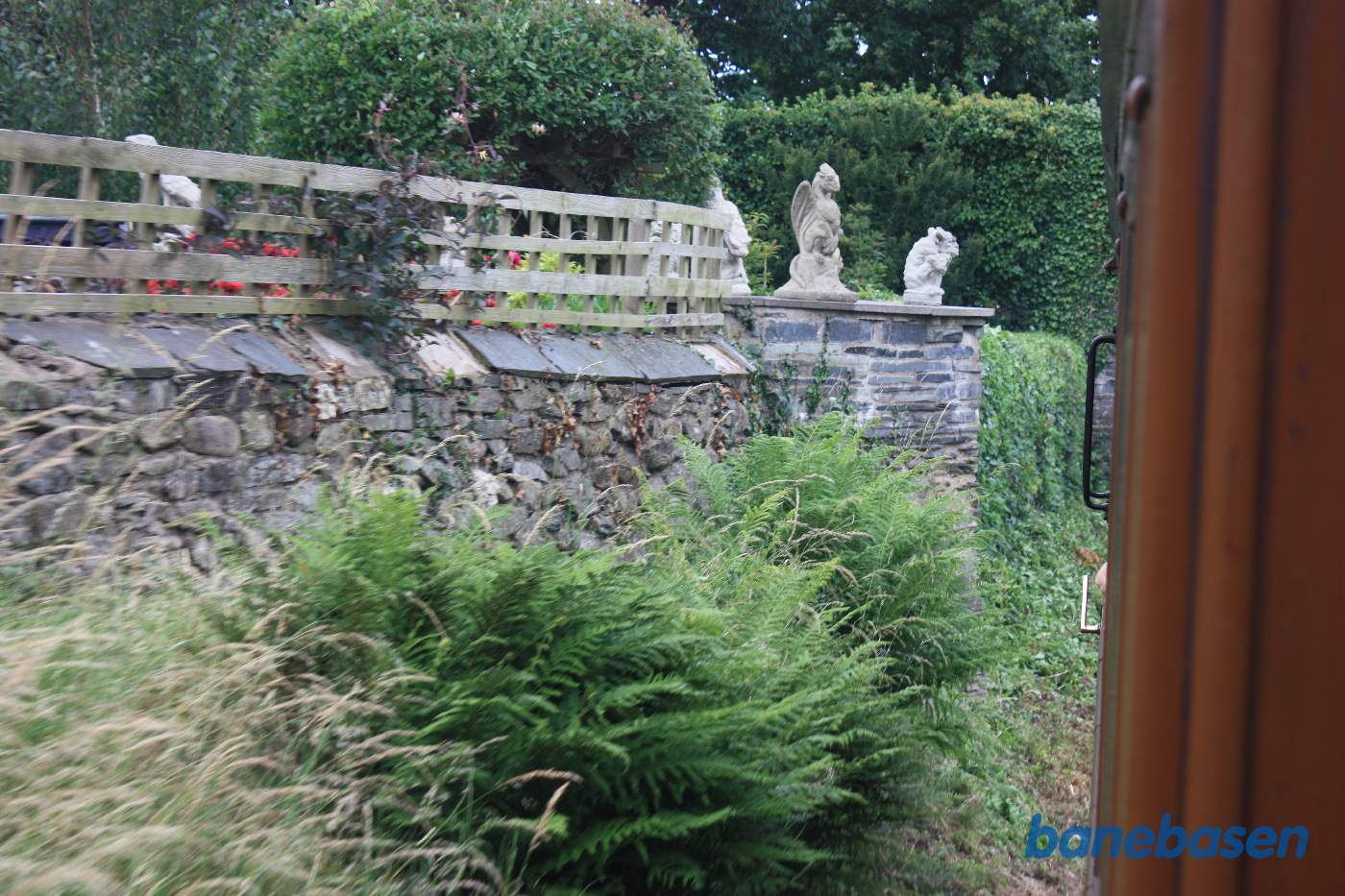 Lige øst for Rhydyronen er en flot stenmur med figurer