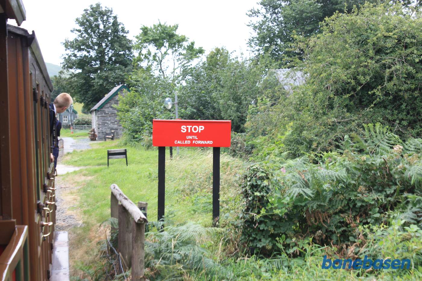 Toget på vej ind på Brynglas trinbræt