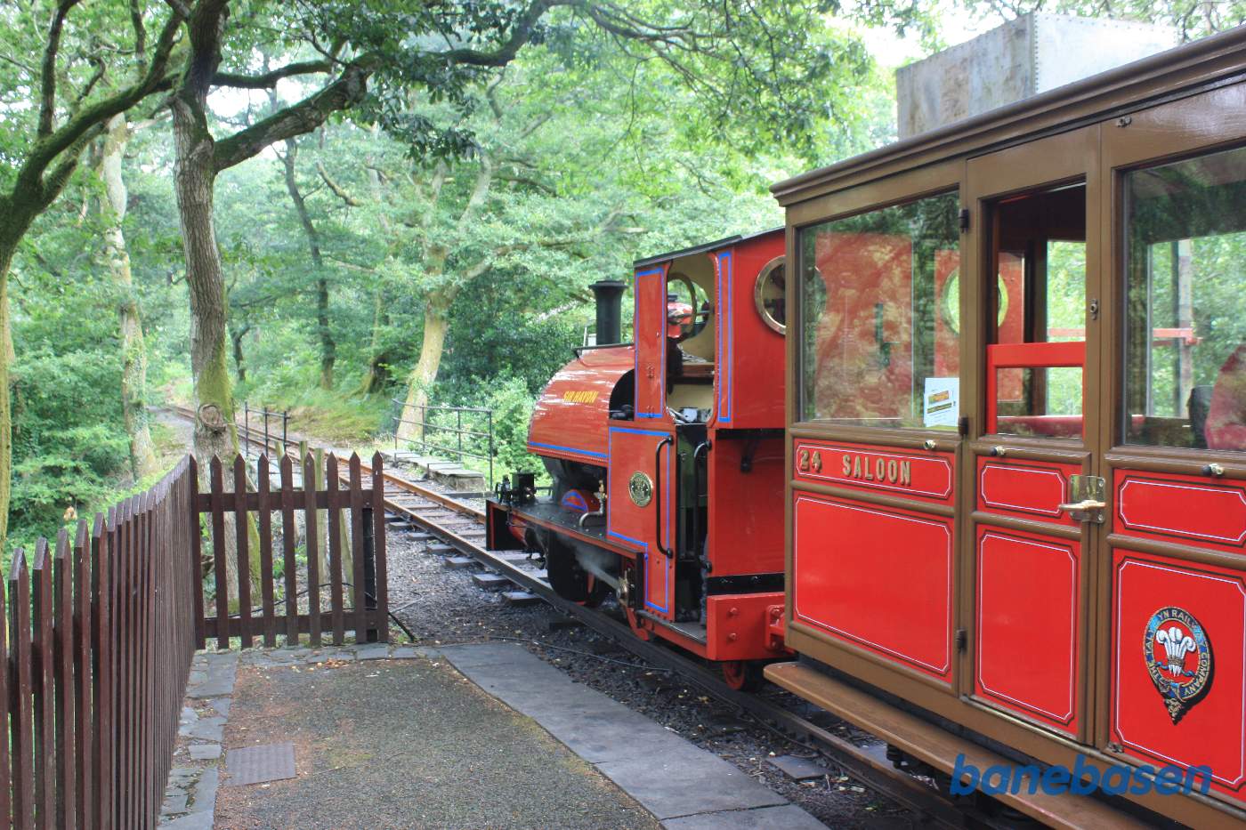 Toget holder ved perron