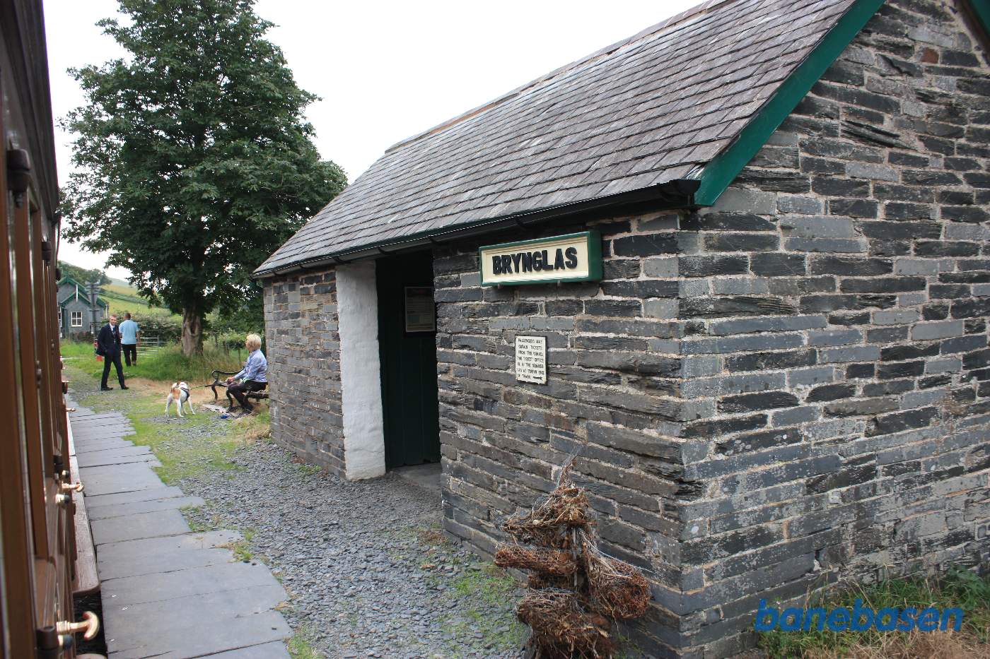 Stationsbygningen med stationens navn