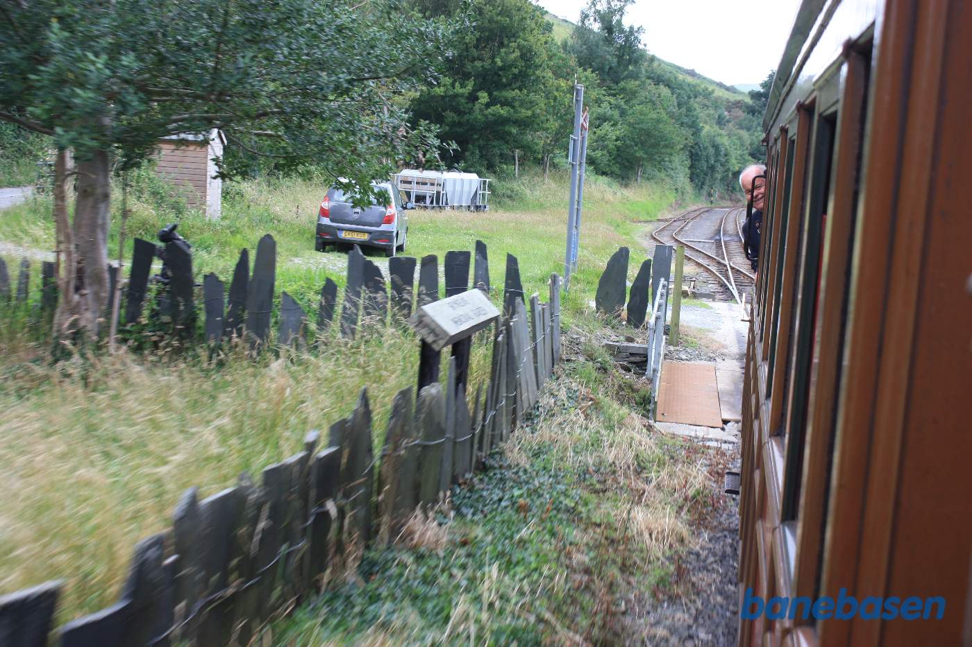 På den anden side af overskæringen er selve stationen med 2 spor anlagt. Perronen ligger på togets modsatte side og kan derfor ikke ses