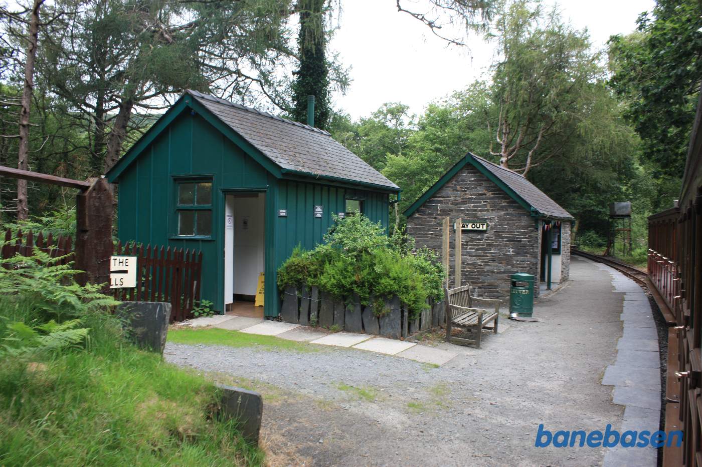 Damptoget på vej ind på det lille trinbræt