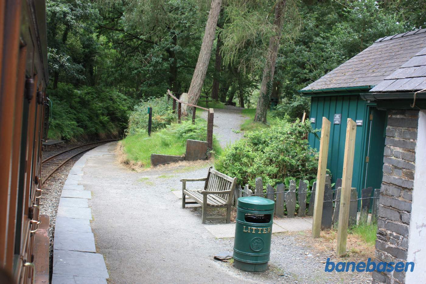 Udgangen til vandfaldet for enden af perronen