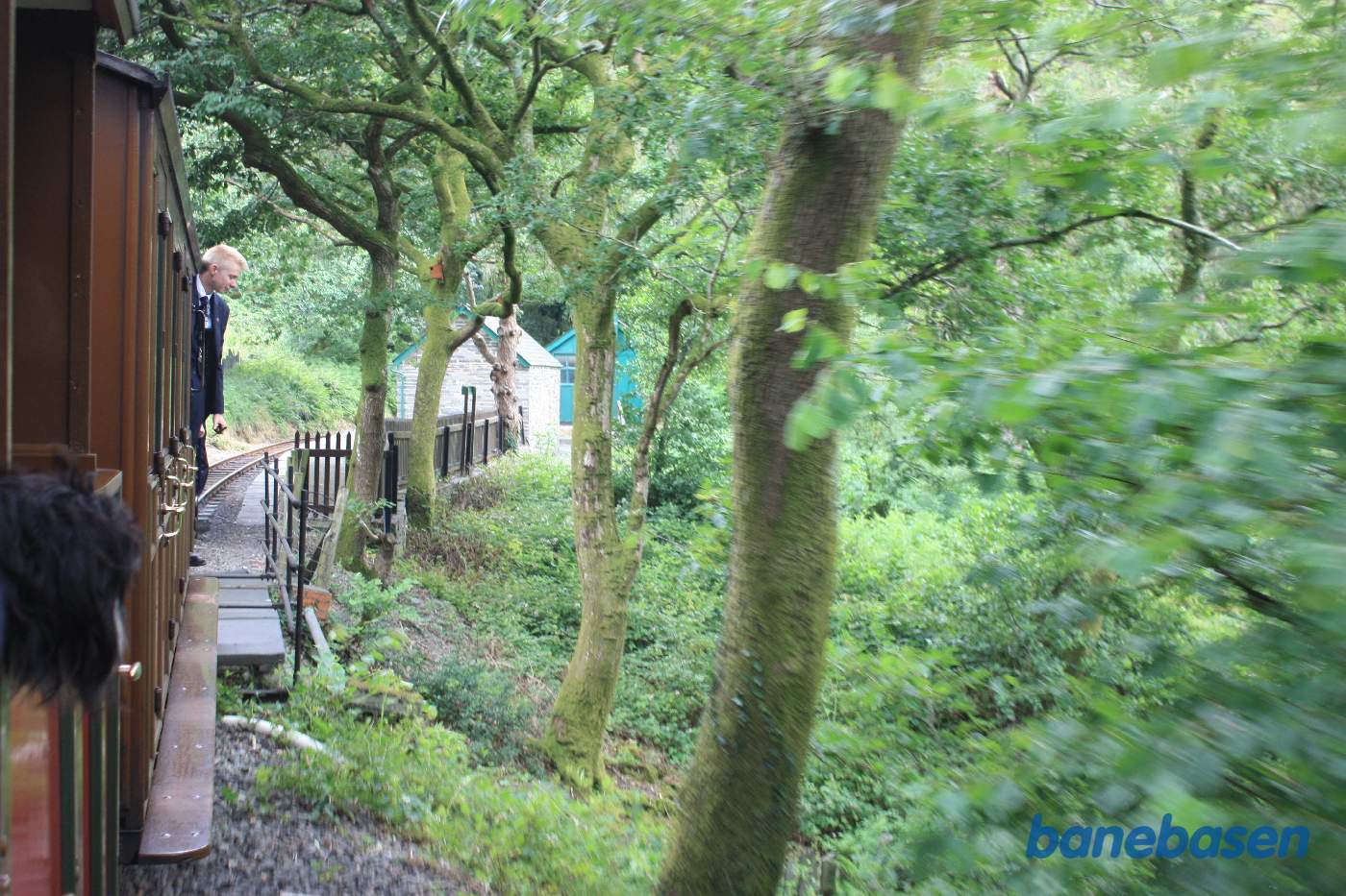 Stationen set i baggrunden