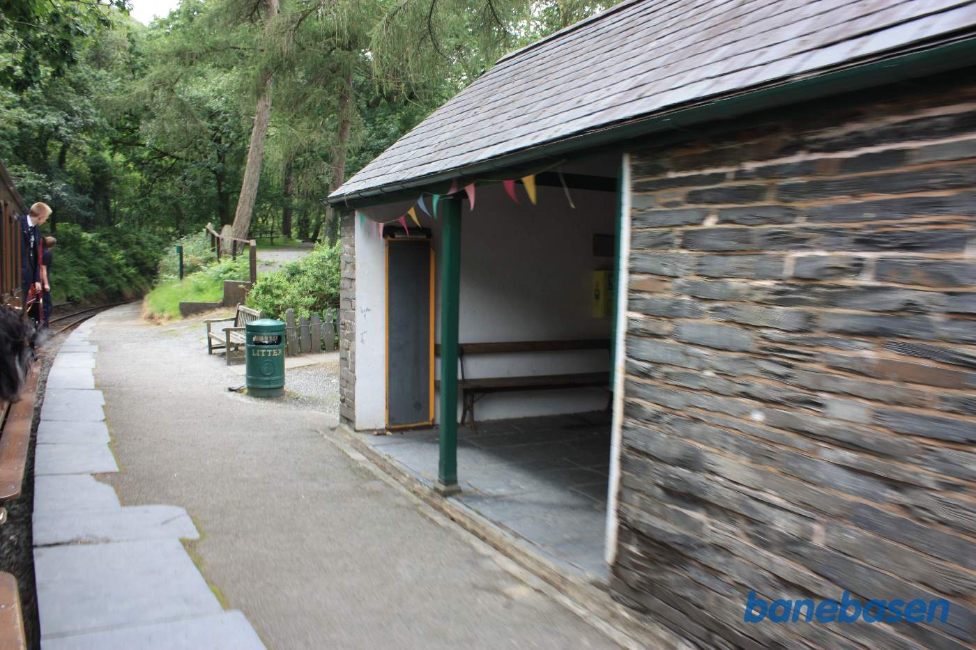 Et bagskud af stationsbygningen