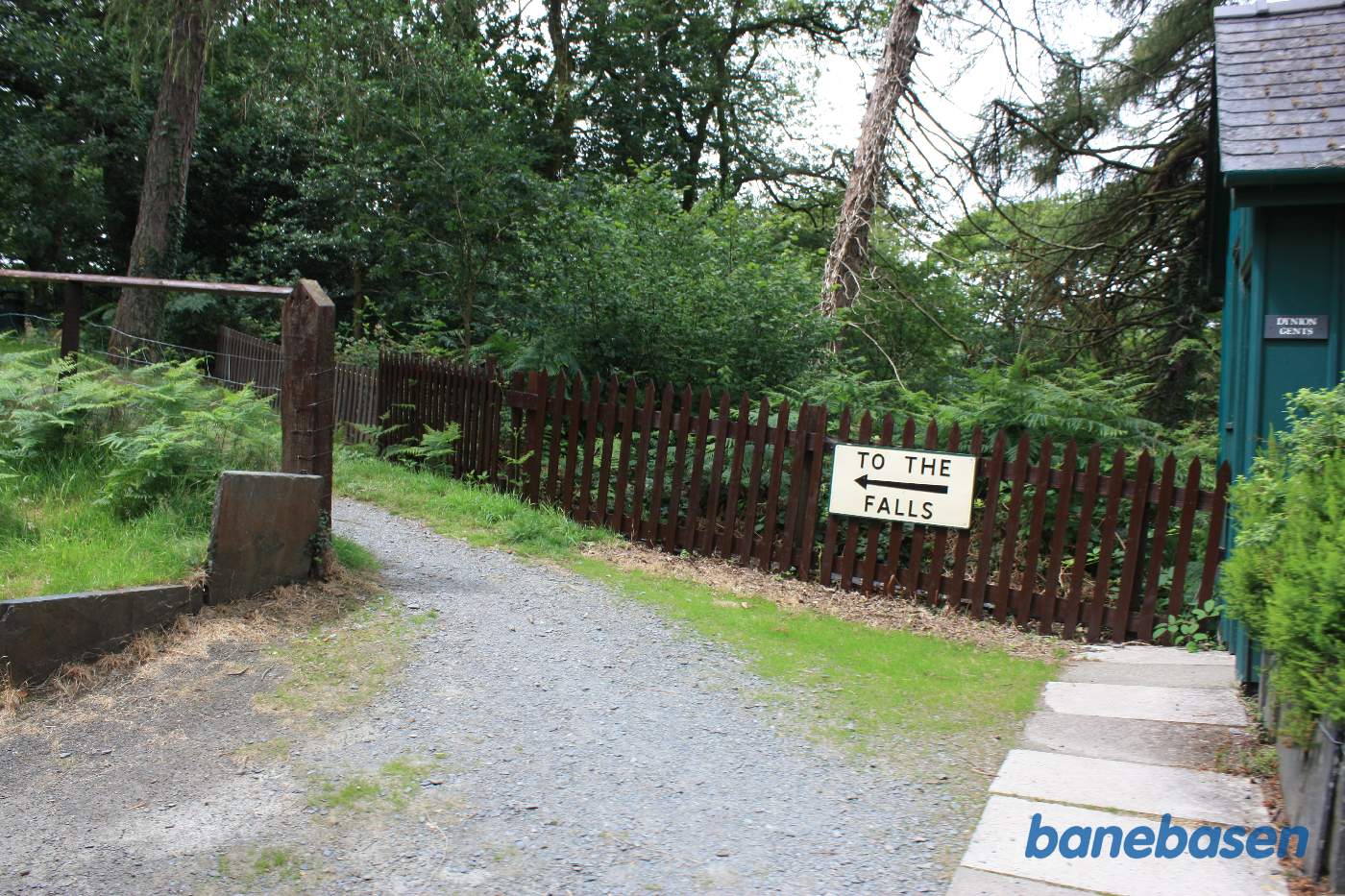 Udgangen til vandfaldet for enden af perronen