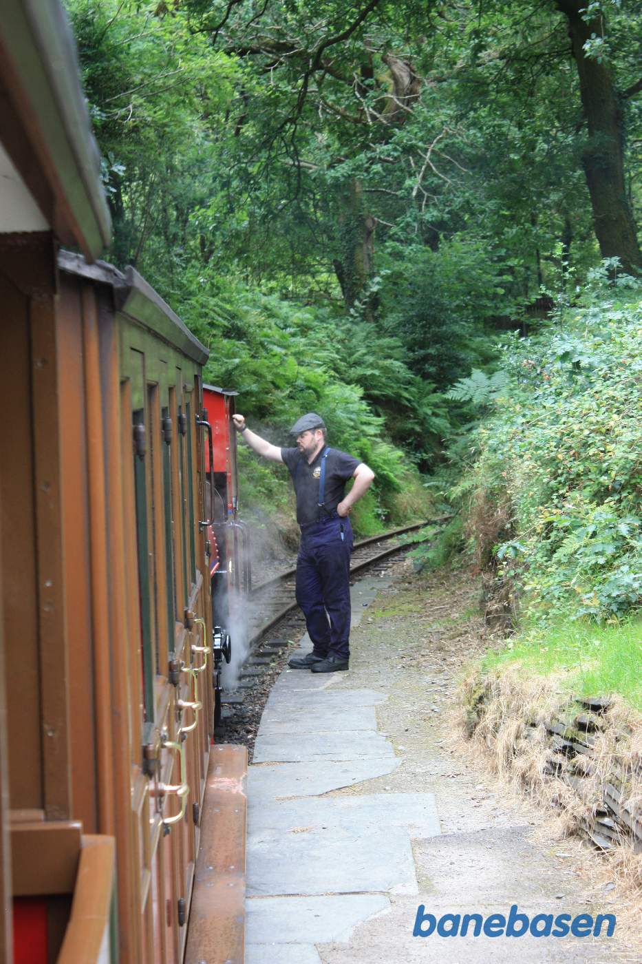 Damptoget på vej mod Tywyn Wharf holder ved perronen