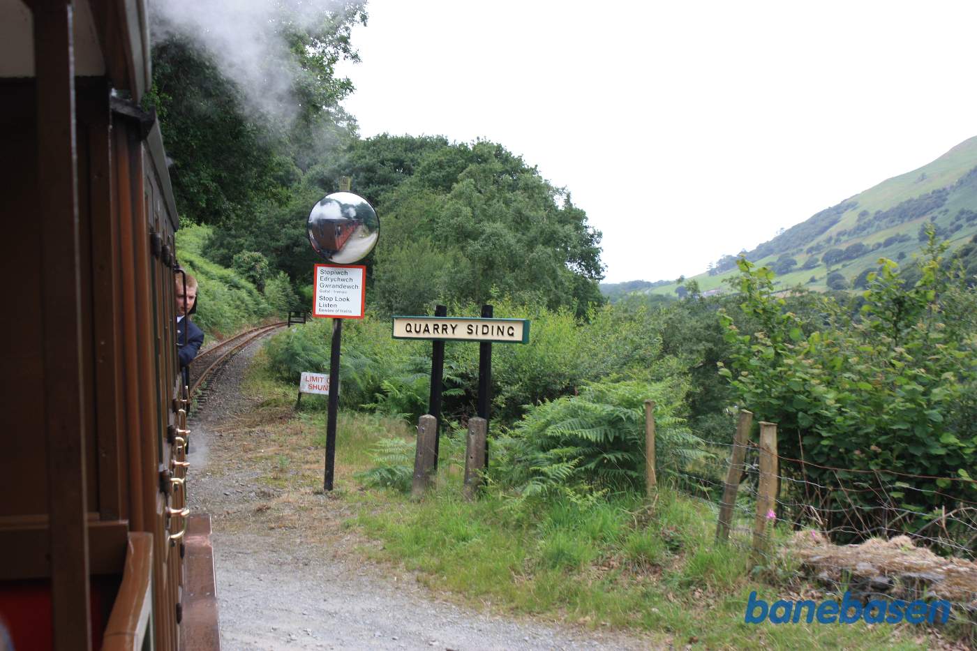 Toget på vej ind på næste station