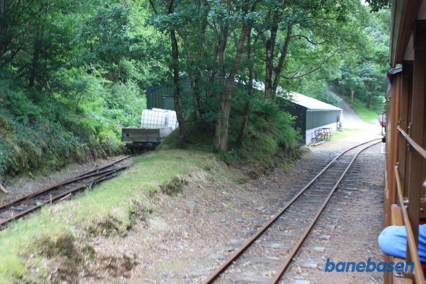 Vognhallen set bagfra med sporet ind i hallen