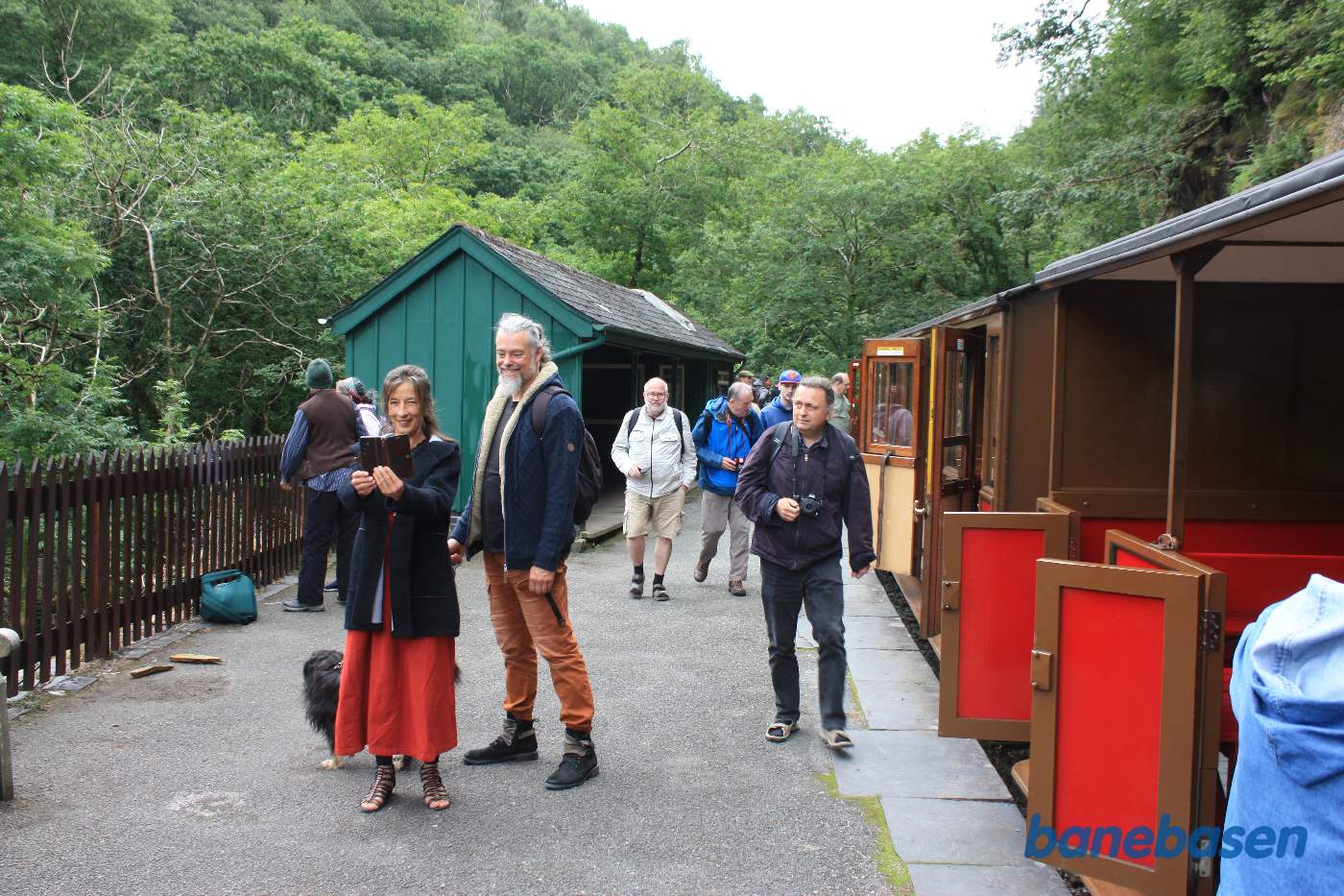 Rejsende på perronen