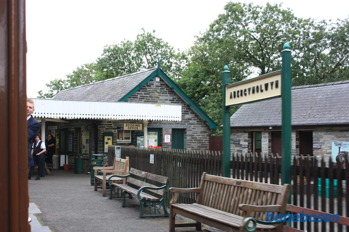 Toget på vej ind på stationen i retning mod Tywyn Wharf