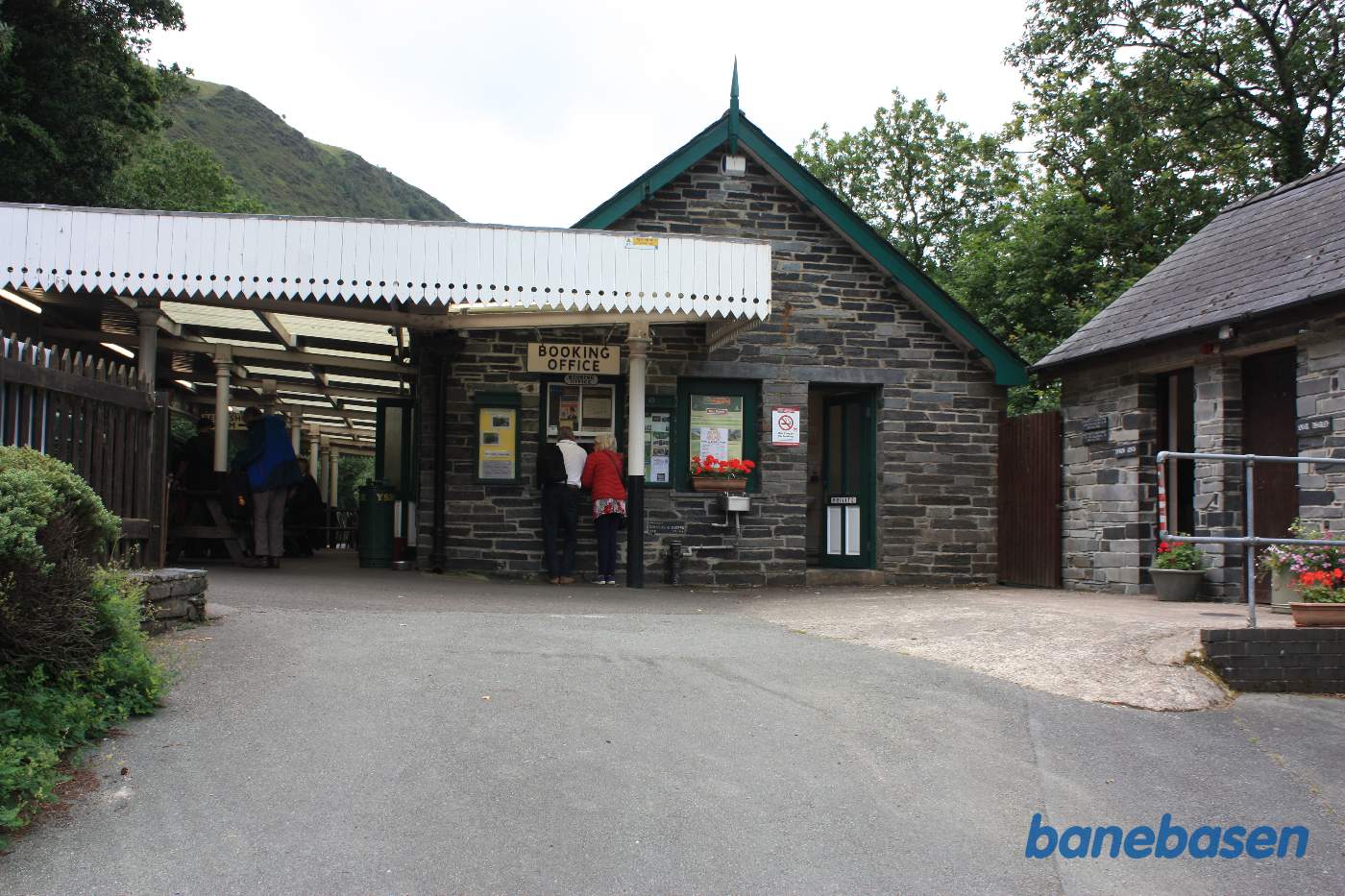 Stationsbygningen set fra vejen