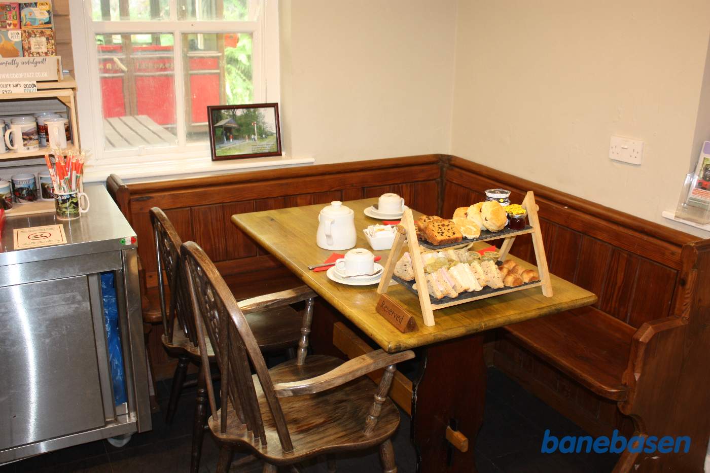 Servering af Afternoon Tea i jernbanerestauranten