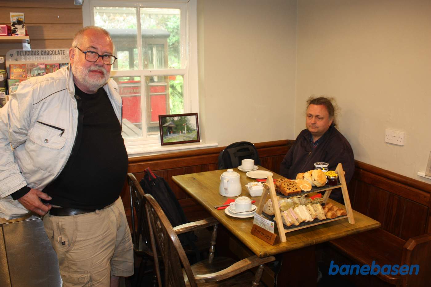 Servering af Afternoon Tea i jernbanerestauranten