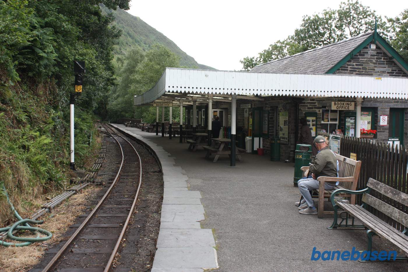 Perron og stationsbygning