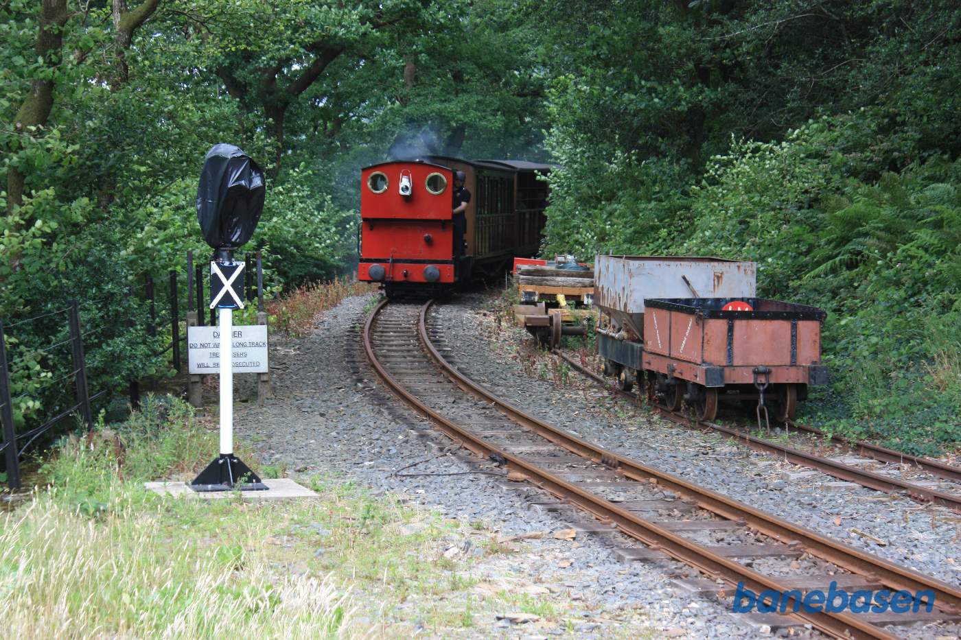 Damptoget på vej ind på stationen fra Nant Gwernol