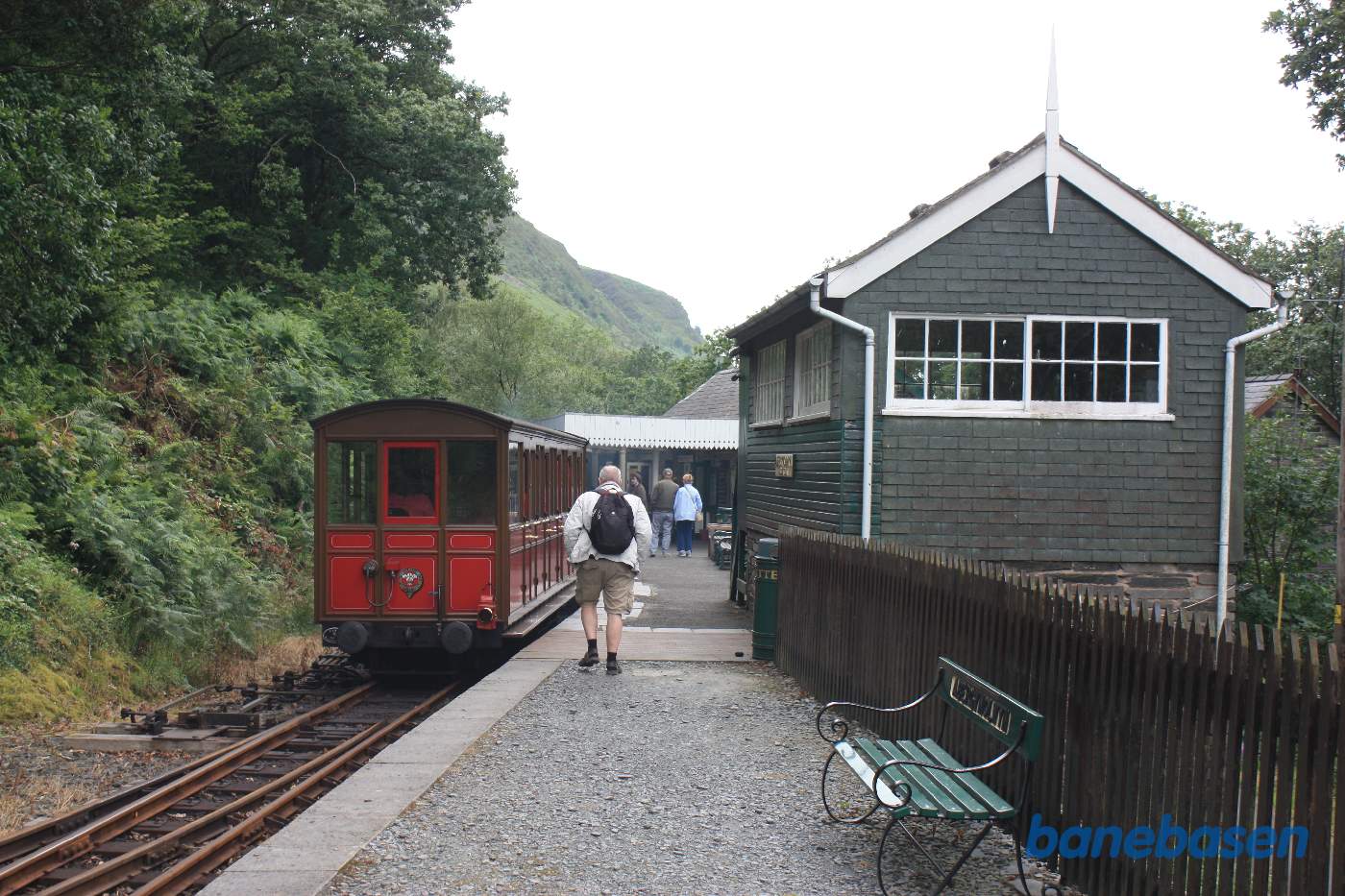 Damptoget på vej ind på stationen fra Nant Gwernol