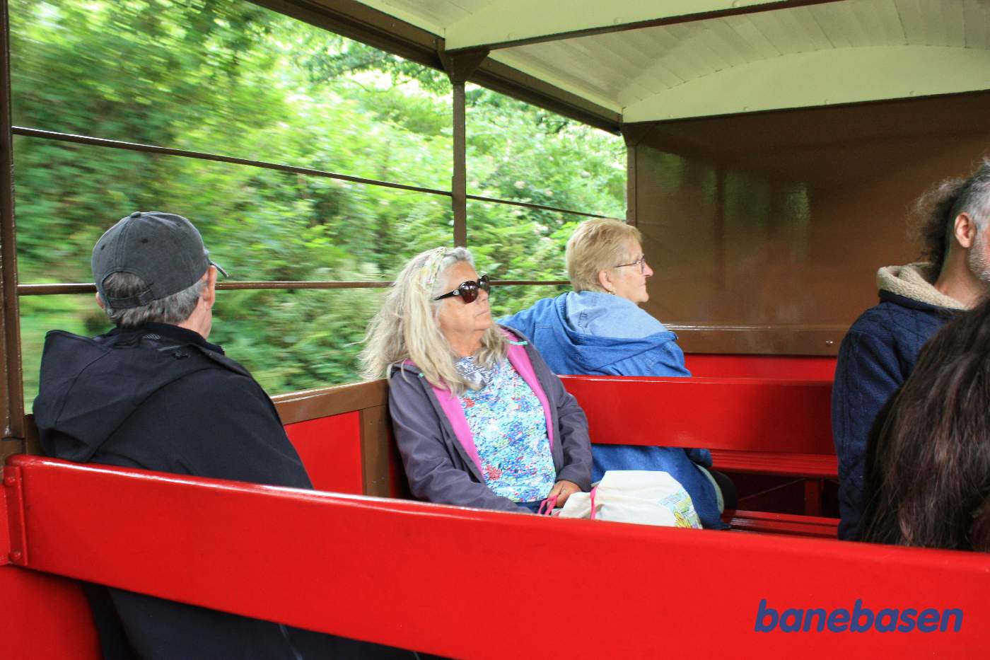 Billede af de rejsende i den åbne vogn