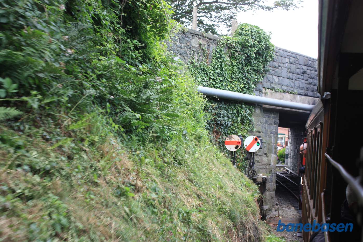 Visning af sporskifternes stilling lige på den anden side af broen, hvor stationen ligger